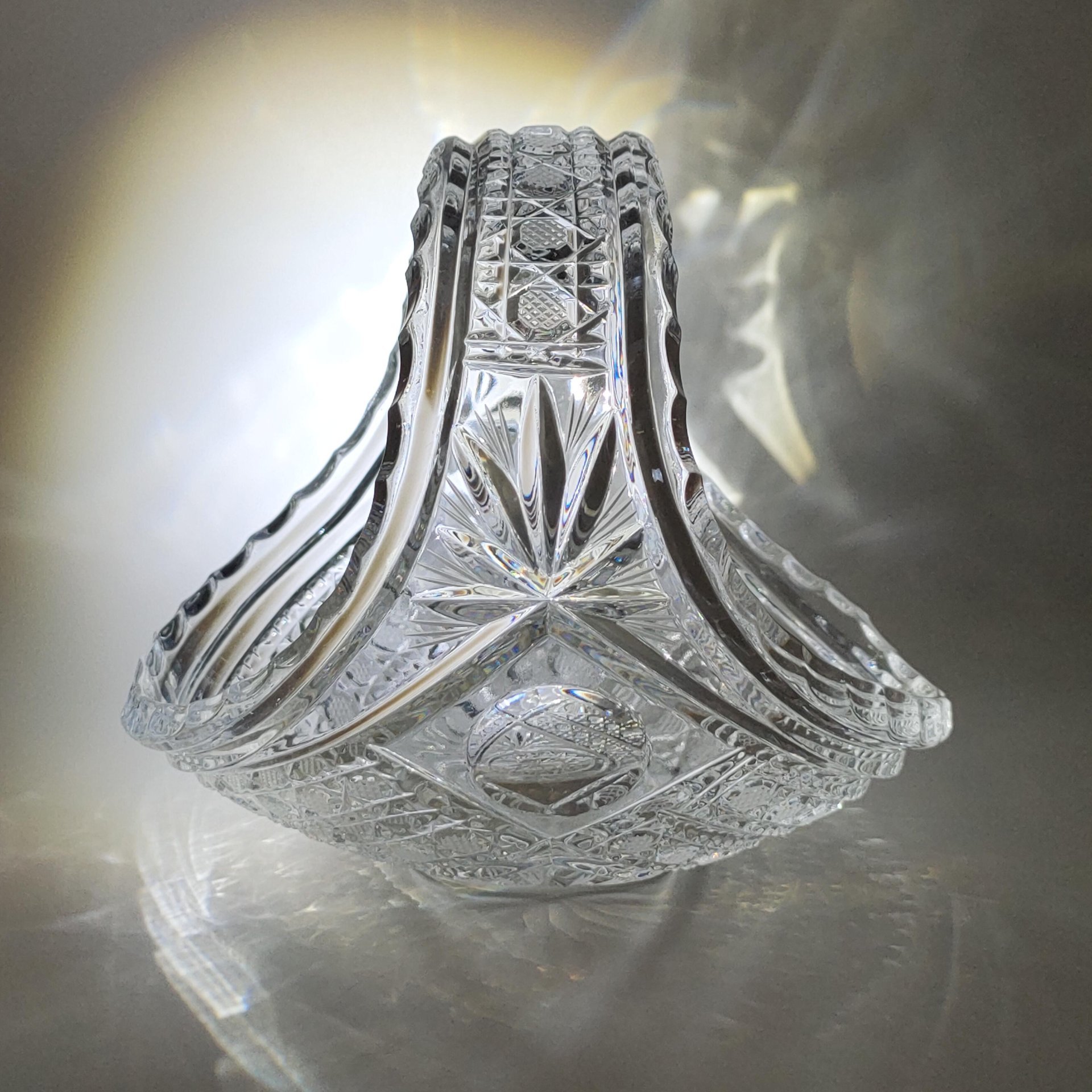 Вазочка в форме корзины, украшенная резным декором