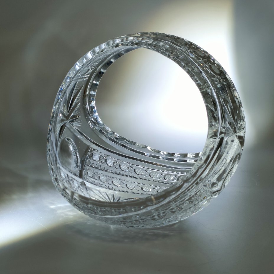 Вазочка в форме корзины, украшенная резным декором