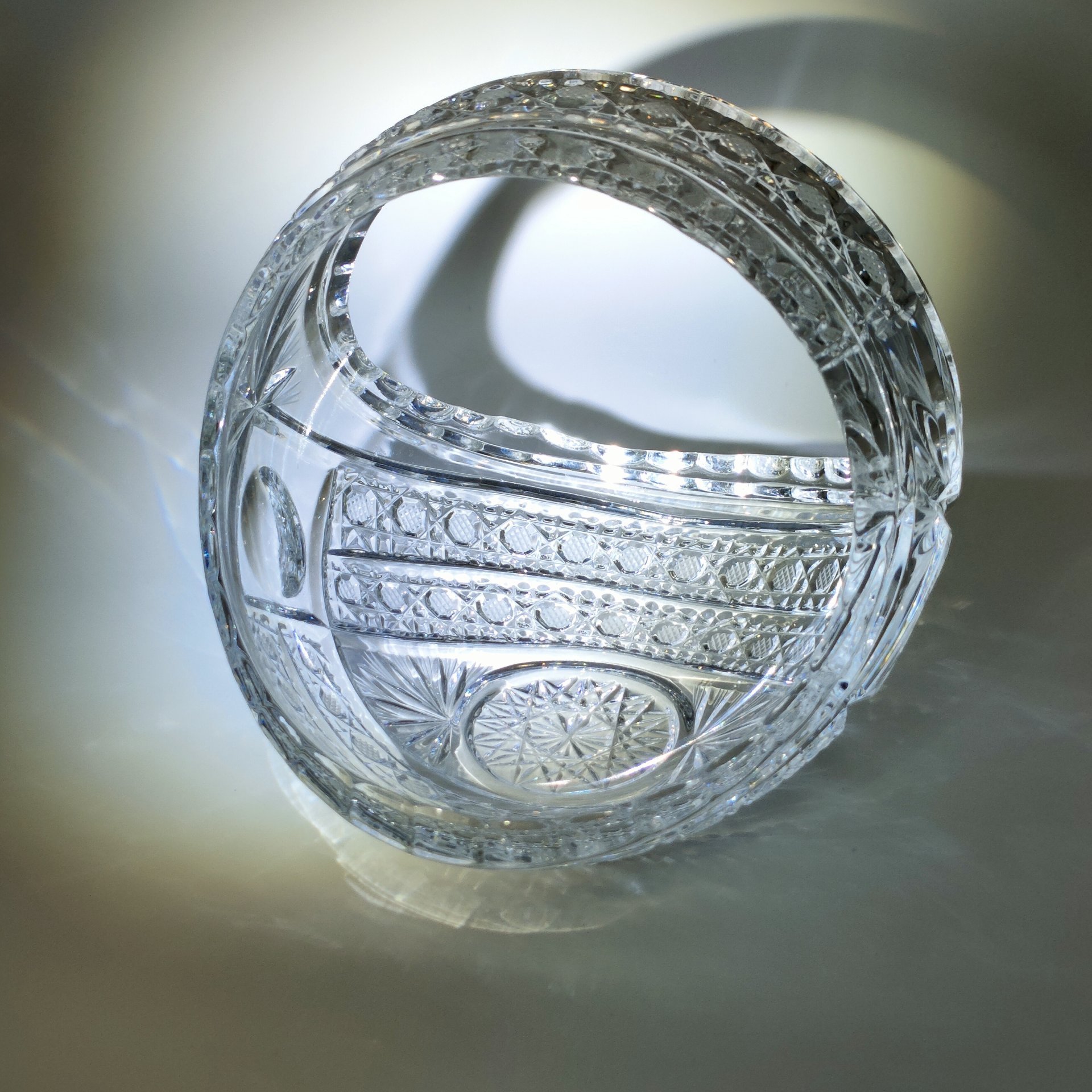 Вазочка в форме корзины, украшенная резным декором