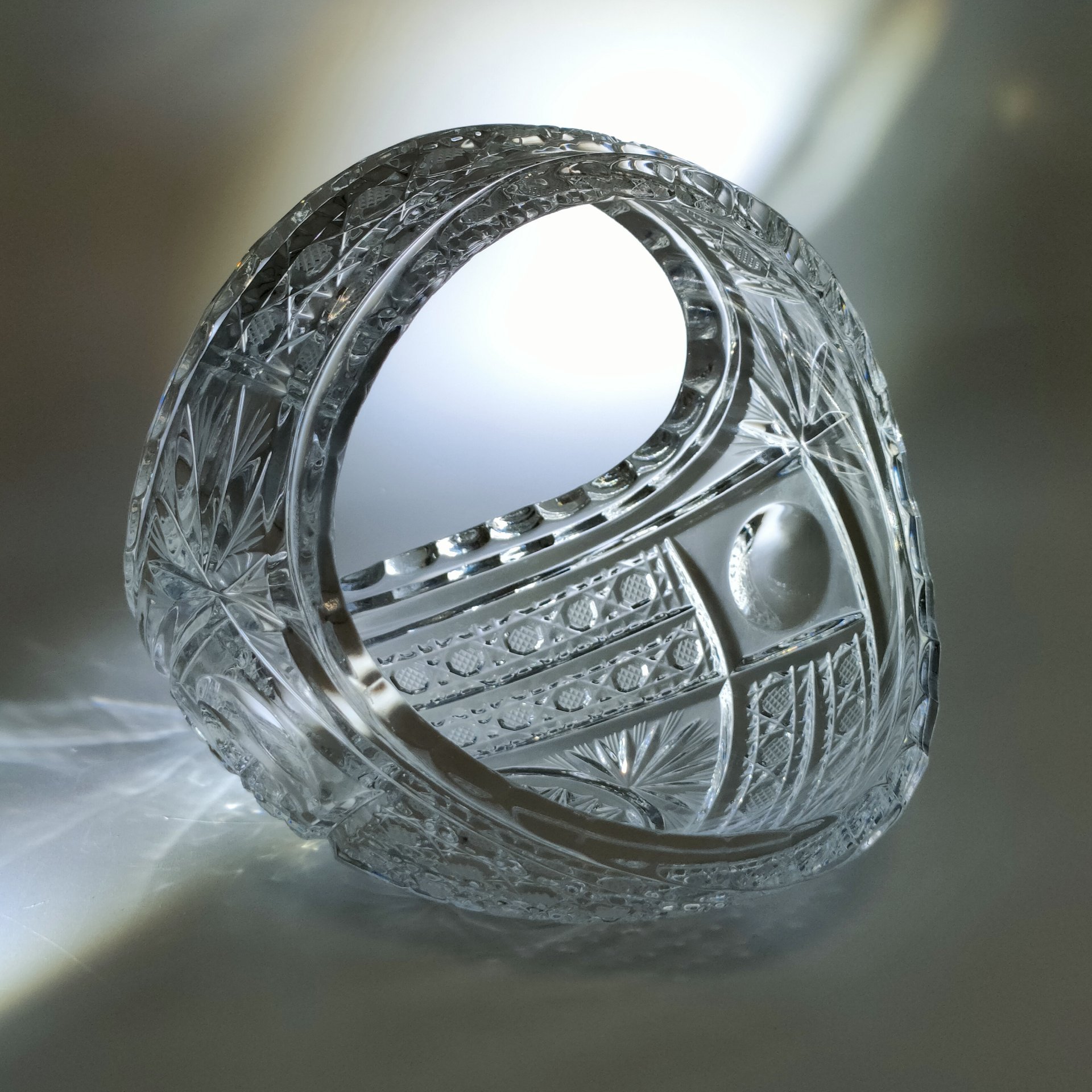 Вазочка в форме корзины, украшенная резным декором