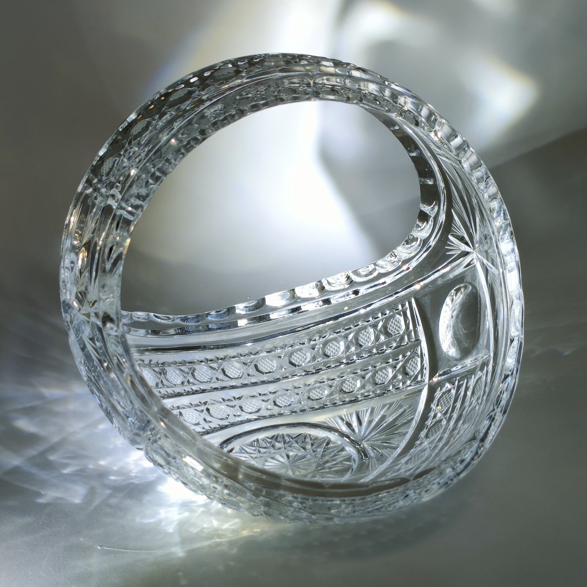 Вазочка в форме корзины, украшенная резным декором