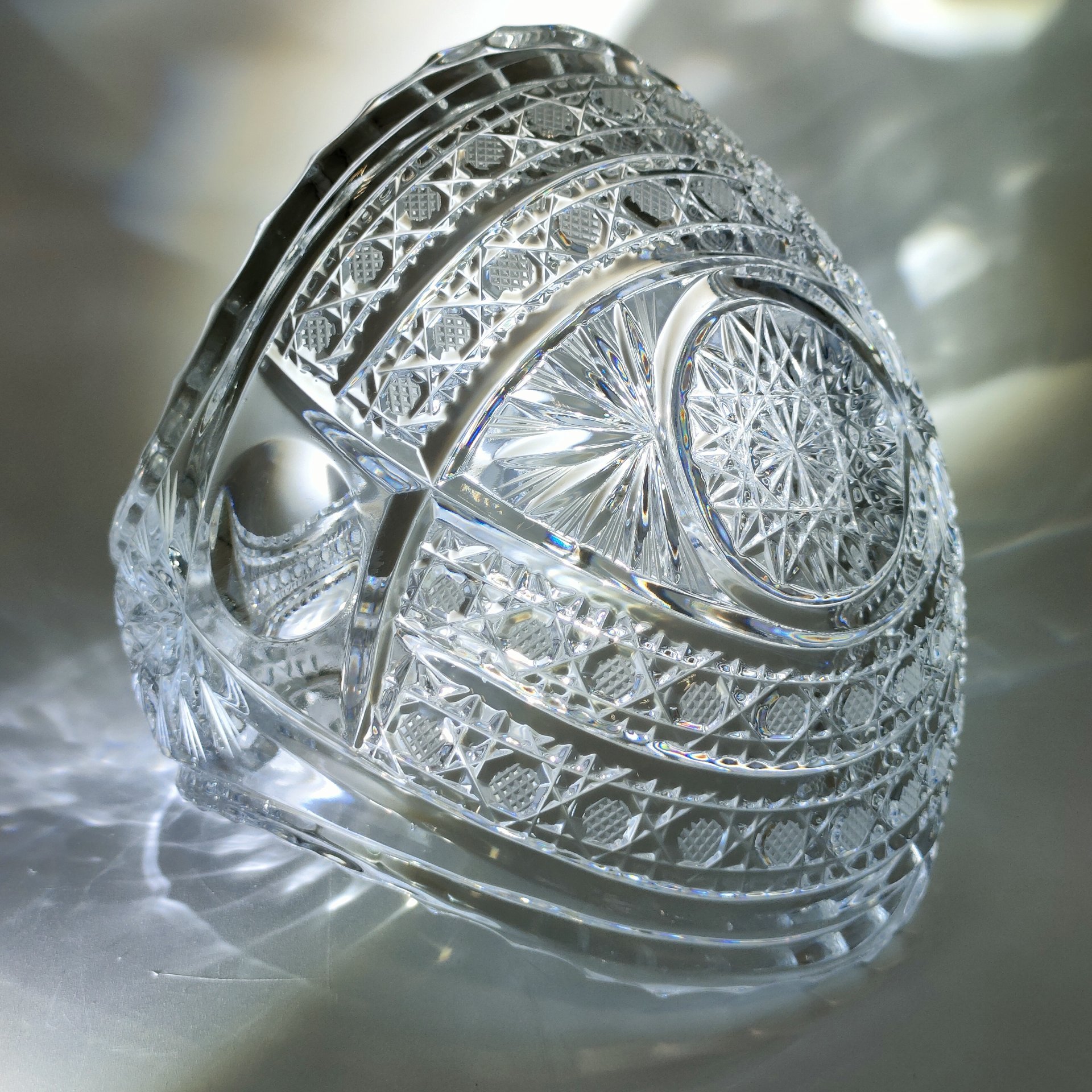 Вазочка в форме корзины, украшенная резным декором