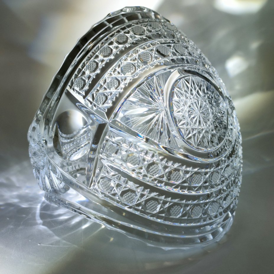 Вазочка в форме корзины, украшенная резным декором