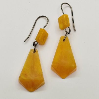 Серьги вытянутой формы с подвесами янтарного оттенка, имитация янтаря, металл