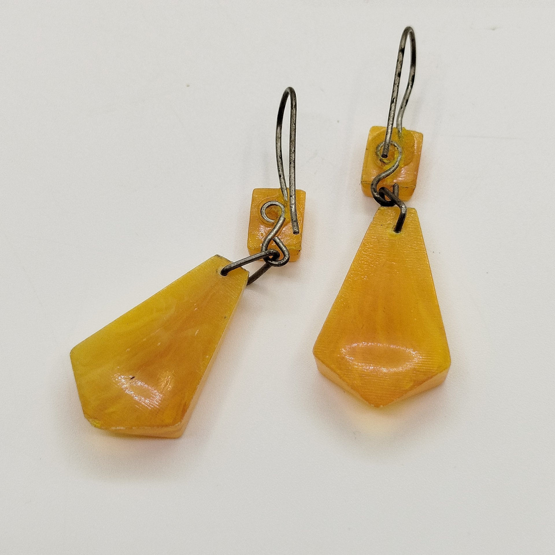 Серьги вытянутой формы с подвесами янтарного оттенка, имитация янтаря, металл