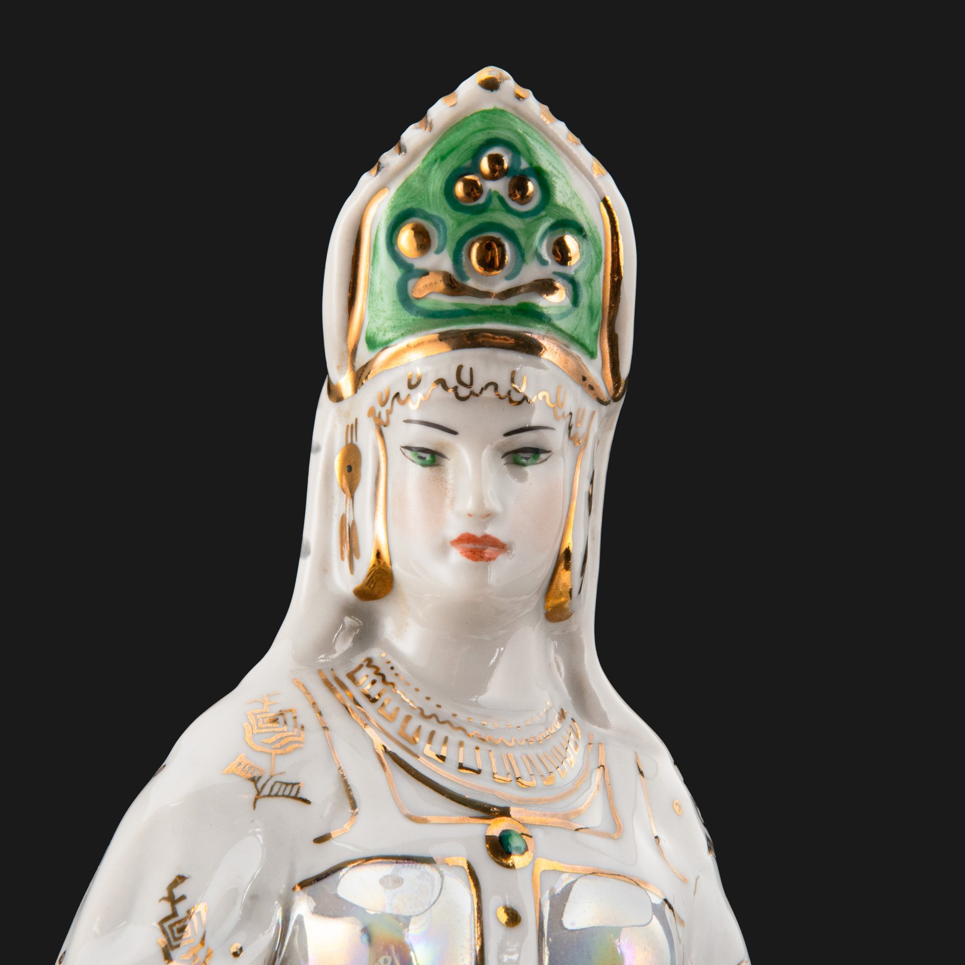 Статуэтка "Дары хозяйки Медной горы", скульптор Кожин П.М., художник Шепелева М.М., фарфор, роспись, люстр, золочение, Дулевский фарфоровый завод (Дулёво), Дулевский фарфоровый завод (Дулёво)