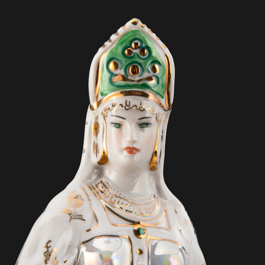 Статуэтка "Дары хозяйки Медной горы", скульптор Кожин П.М., художник Шепелева М.М., фарфор, роспись, люстр, золочение, Дулевский фарфоровый завод (Дулёво), Дулевский фарфоровый завод (Дулёво)