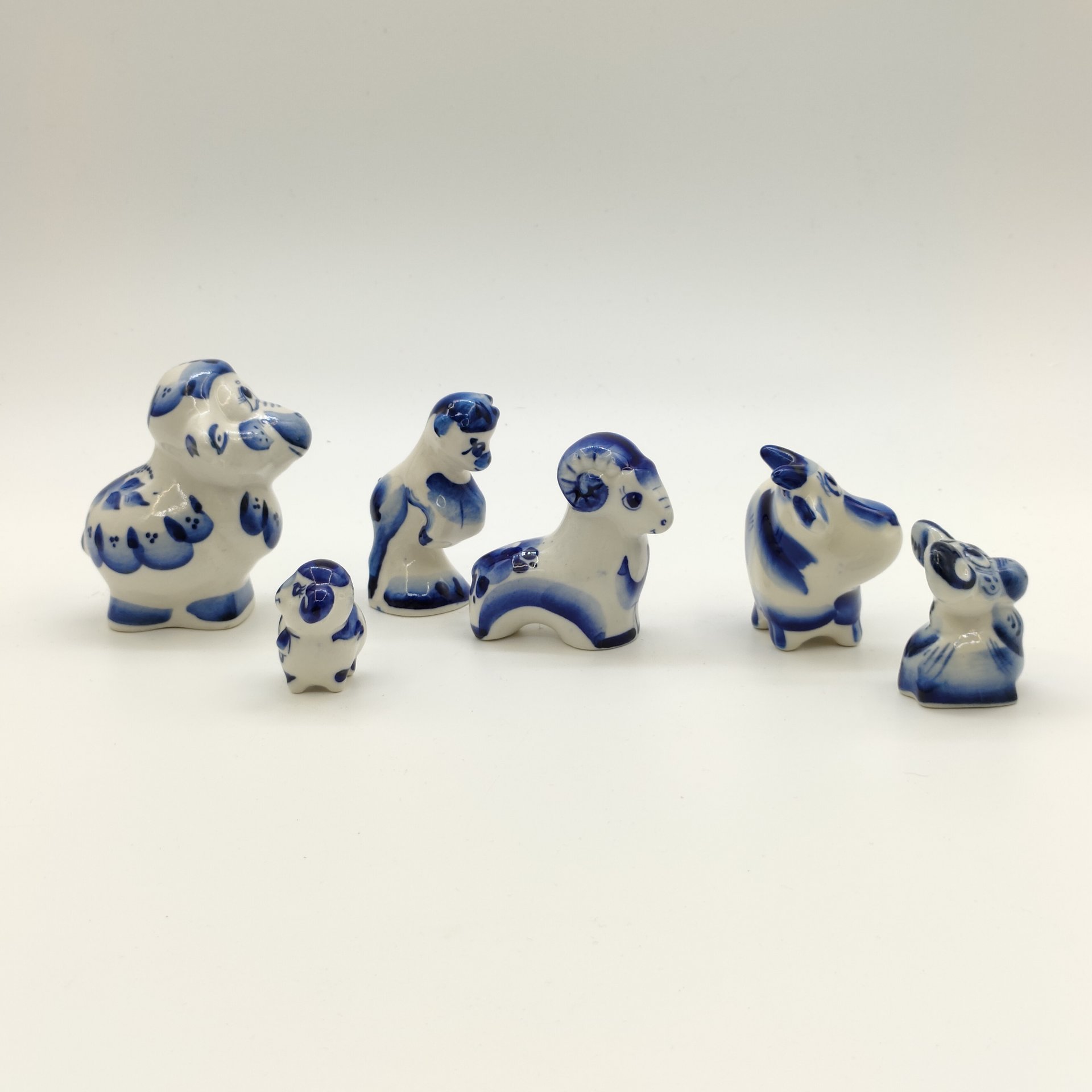 Набор из пяти статуэток "Барашки", Гжель, фарфор, роспись, Россия, 1990-2010 гг.