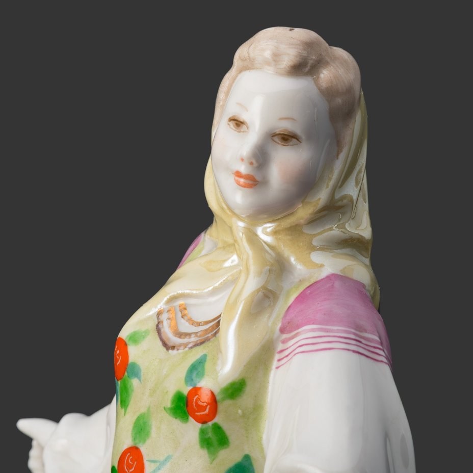 Статуэтка "Плясунья Даша", скульптор А.Д. Бржезицкая, фарфор, роспись, золочение, люстр, Дулевский фарфоровый завод (Дулёво), СССР, 1958 г.