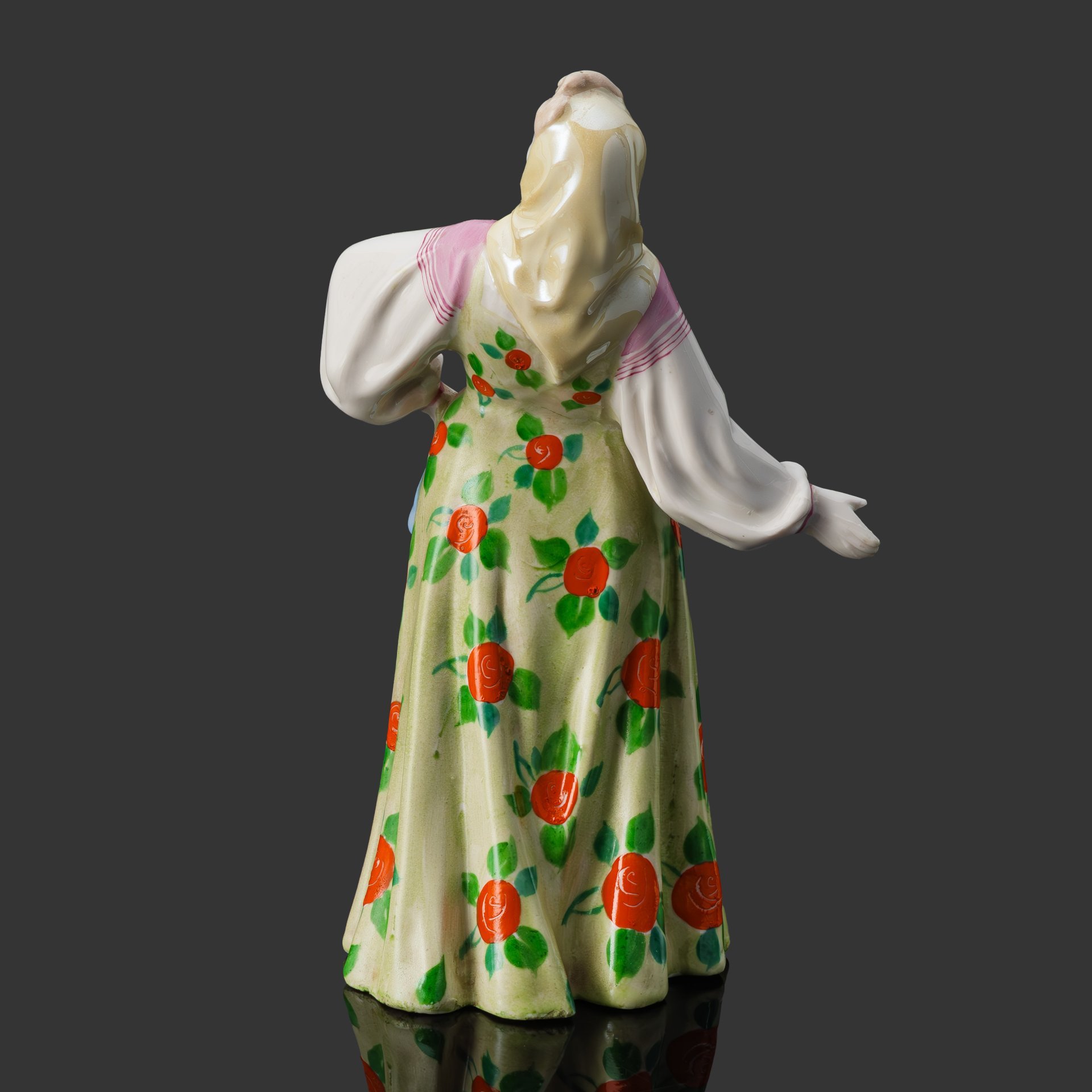 Статуэтка "Плясунья Даша", скульптор А.Д. Бржезицкая, фарфор, роспись, золочение, люстр, Дулевский фарфоровый завод (Дулёво), СССР, 1958 г.