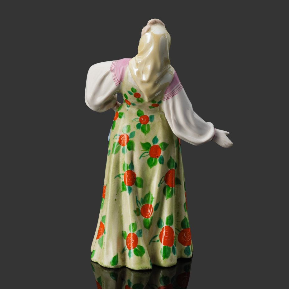 Статуэтка "Плясунья Даша", скульптор А.Д. Бржезицкая, фарфор, роспись, золочение, люстр, Дулевский фарфоровый завод (Дулёво), СССР, 1958 г.