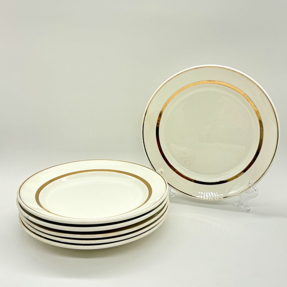 Набор тарелок на 6 персон, украшенных по борту золотым кантом, фаянс, золочение, Конаковский фаянсовый завод им. М.И. Калинина (ЗиК Конаково), СССР, 1974-1991 гг.