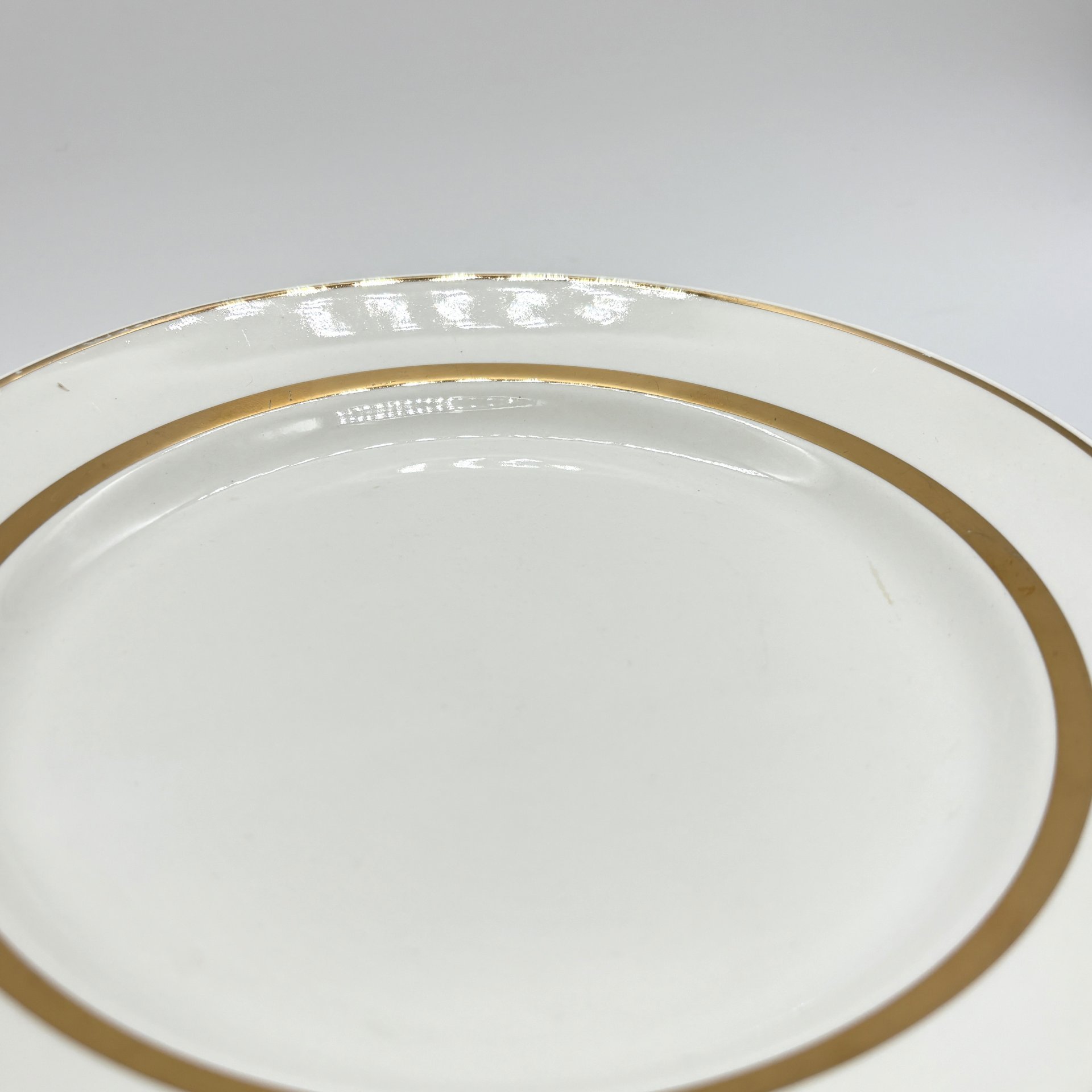 Набор тарелок на 6 персон, украшенных по борту золотым кантом, фаянс, золочение, Конаковский фаянсовый завод им. М.И. Калинина (ЗиК Конаково), СССР, 1974-1991 гг.