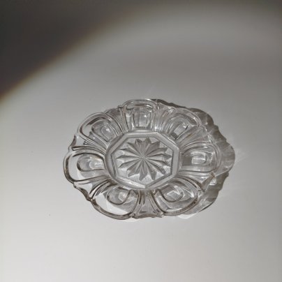 Розетка с фигурным краем и звездой по центру, стекло, гранение, Российская империя, 1890-1917 гг.