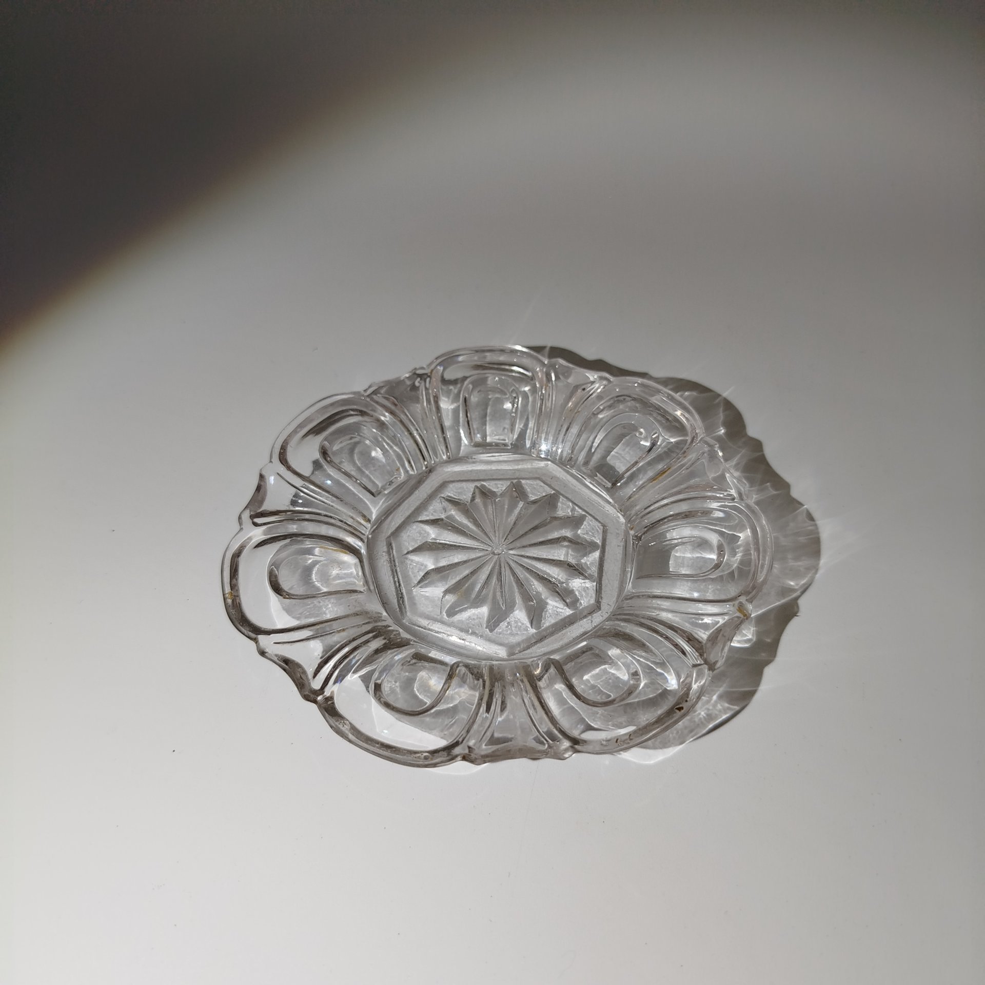 Розетка с фигурным краем и звездой по центру, стекло, гранение, Российская империя, 1890-1917 гг.