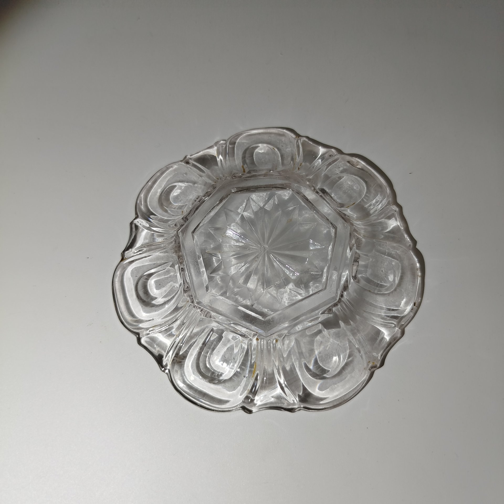 Розетка с фигурным краем и звездой по центру, стекло, гранение, Российская империя, 1890-1917 гг.