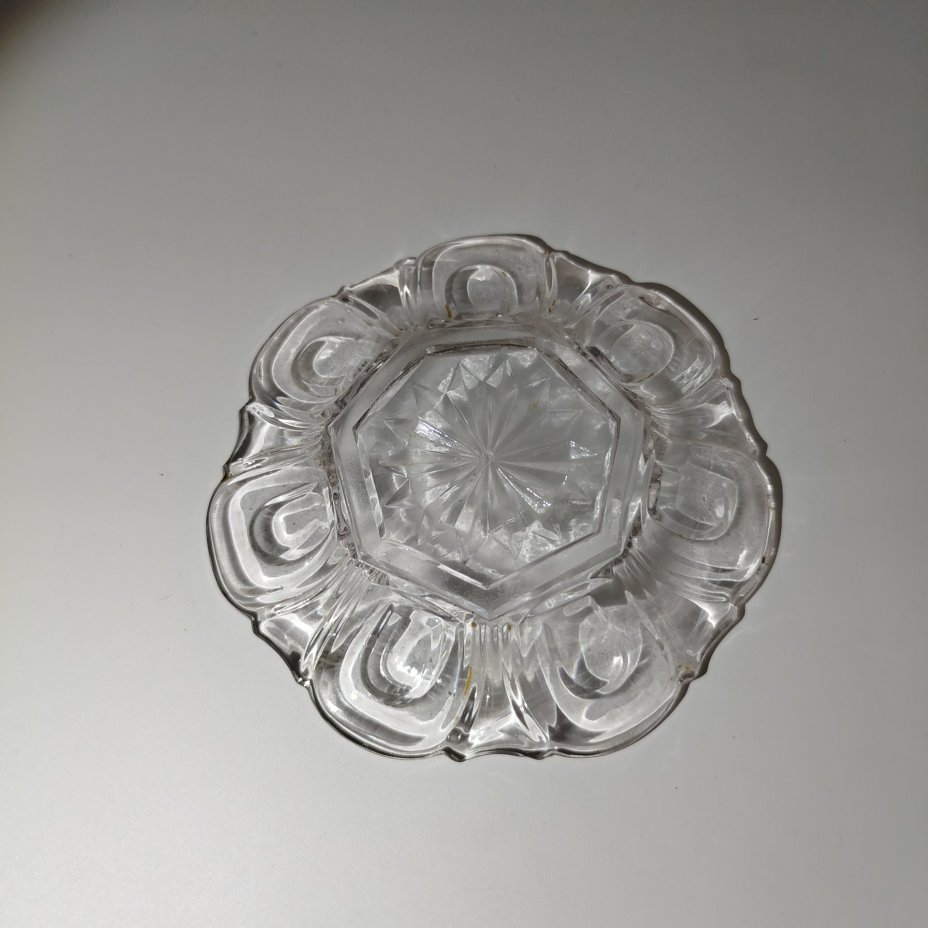 Розетка с фигурным краем и звездой по центру