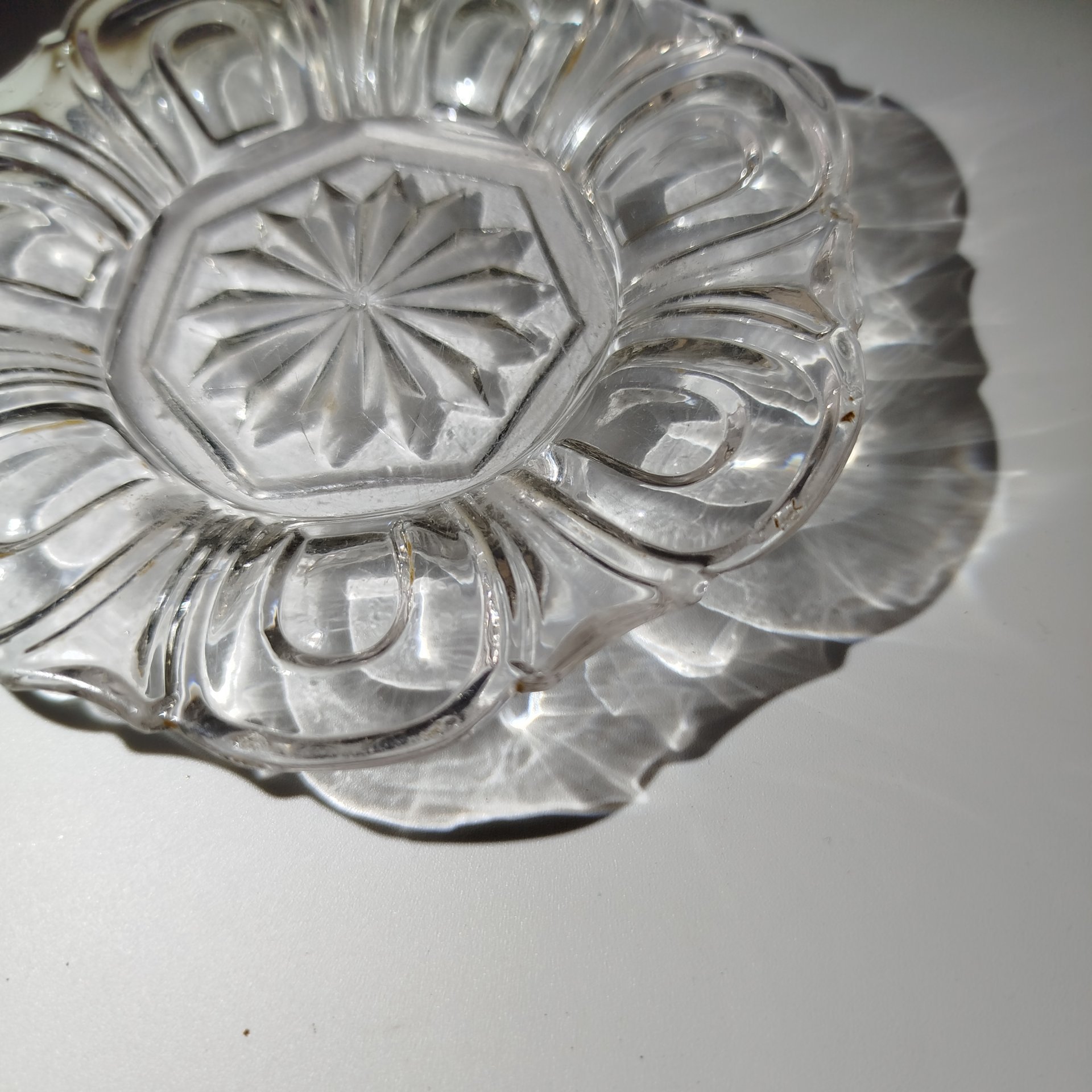 Розетка с фигурным краем и звездой по центру, стекло, гранение, Российская империя, 1890-1917 гг.