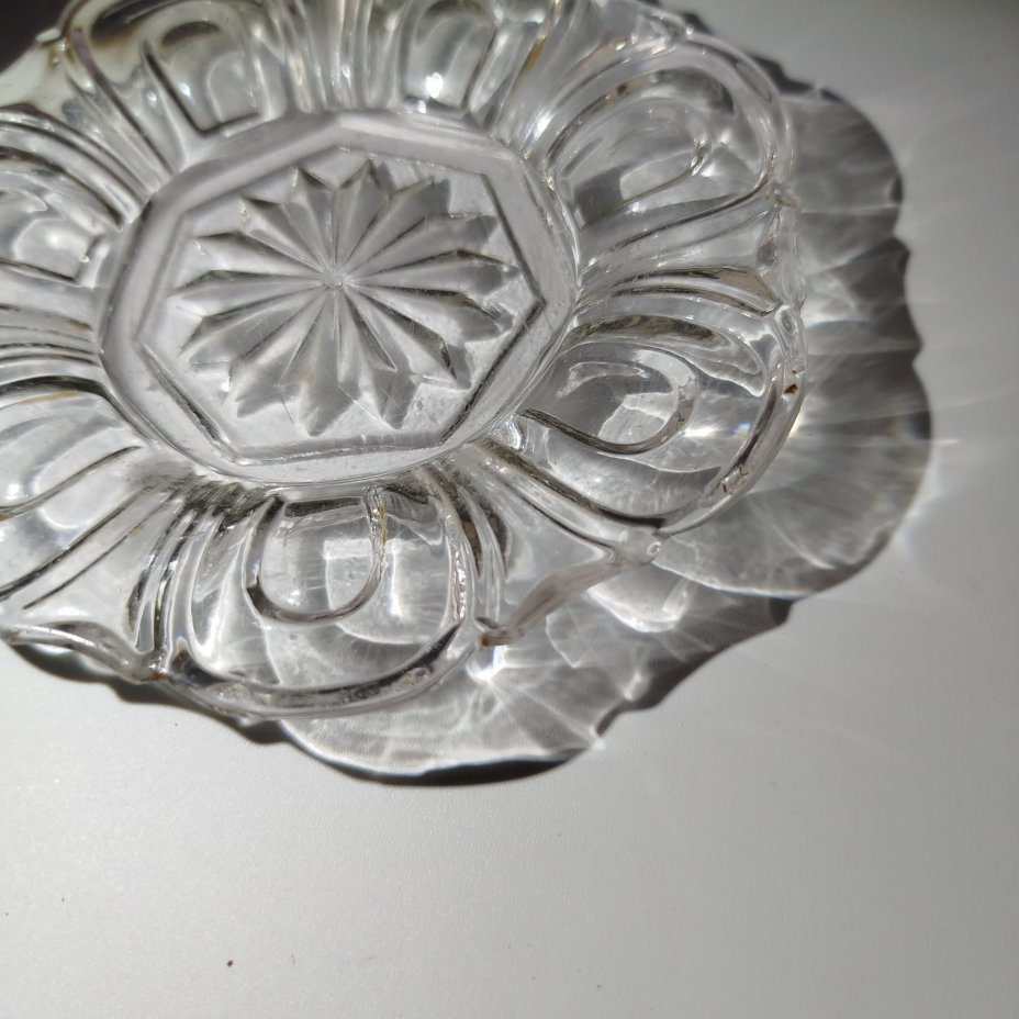 Розетка с фигурным краем и звездой по центру