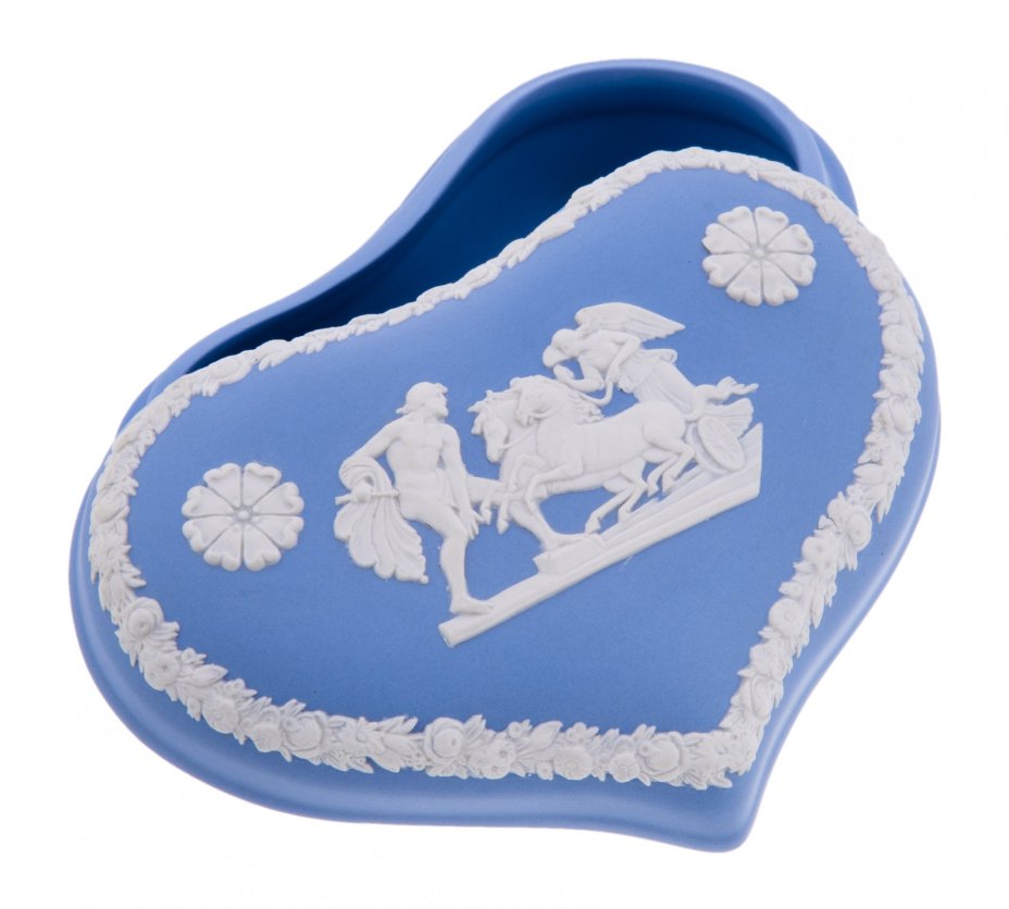 Шкатулка в виде сердца с рельефным декором, мануфактура "Wedgwood", Англия, 1970-2000 гг., Wedgwood