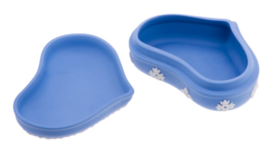 Шкатулка в виде сердца с рельефным декором, мануфактура "Wedgwood", Англия, 1970-2000 гг., Wedgwood