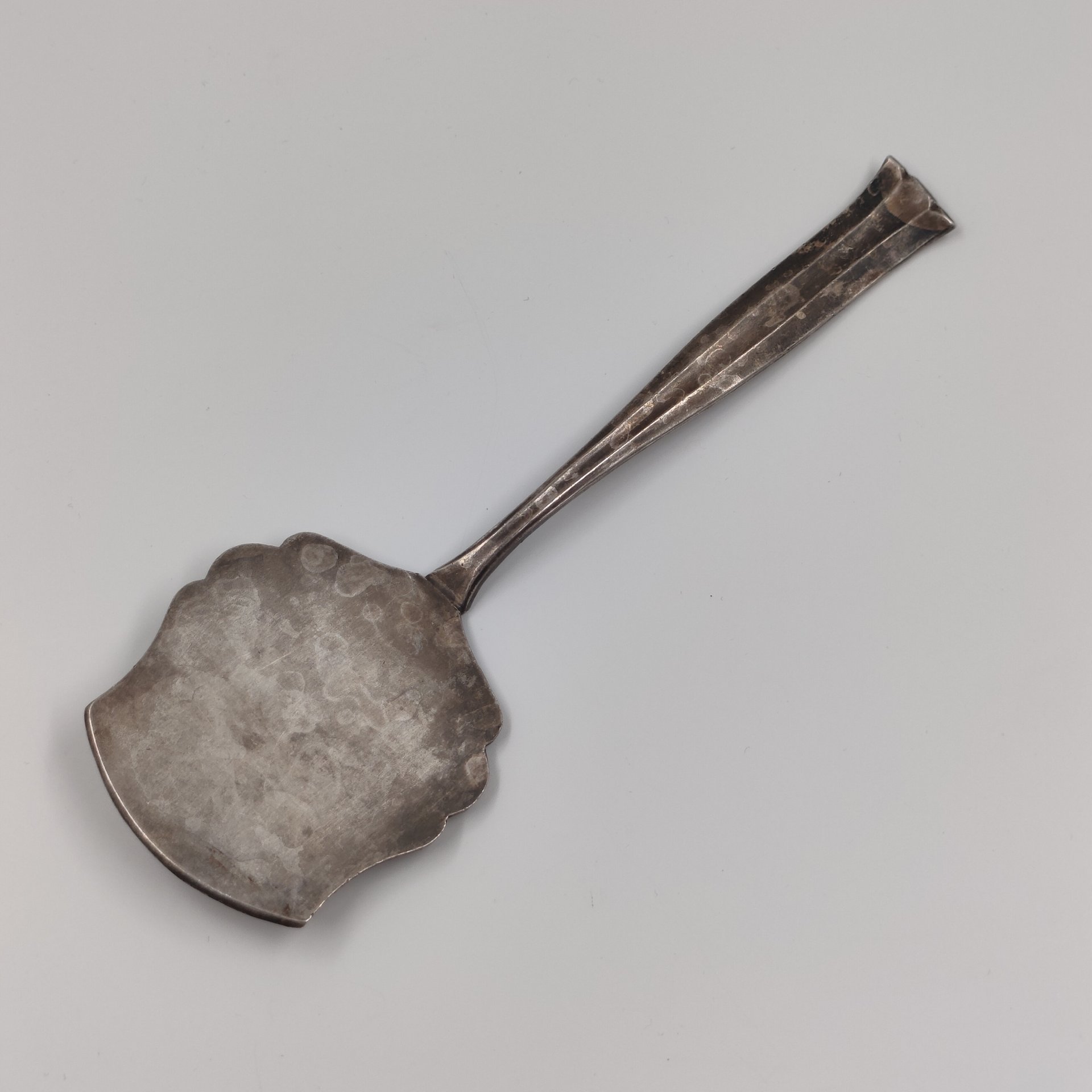 Лопатка сервировочная с фигурной ручкой, мНЦ (медь-никель-цинк), Киевский завод столовых приборов и посуды им. Дзержинского (ЗiД, ЗиД), Киевский завод столовых приборов и посуды им. Дзержинского (ЗiД