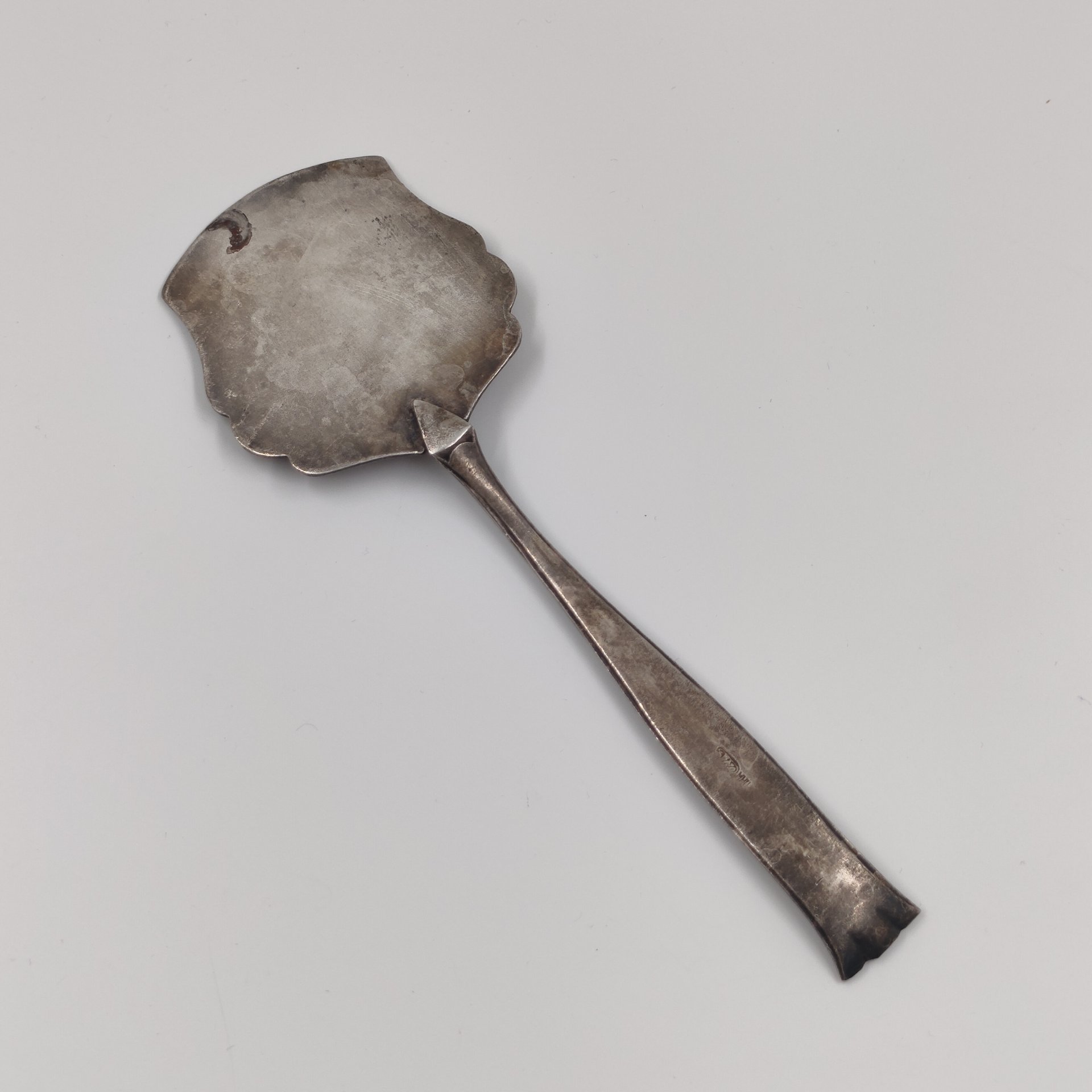 Лопатка сервировочная с фигурной ручкой, мНЦ (медь-никель-цинк), Киевский завод столовых приборов и посуды им. Дзержинского (ЗiД, ЗиД), Киевский завод столовых приборов и посуды им. Дзержинского (ЗiД