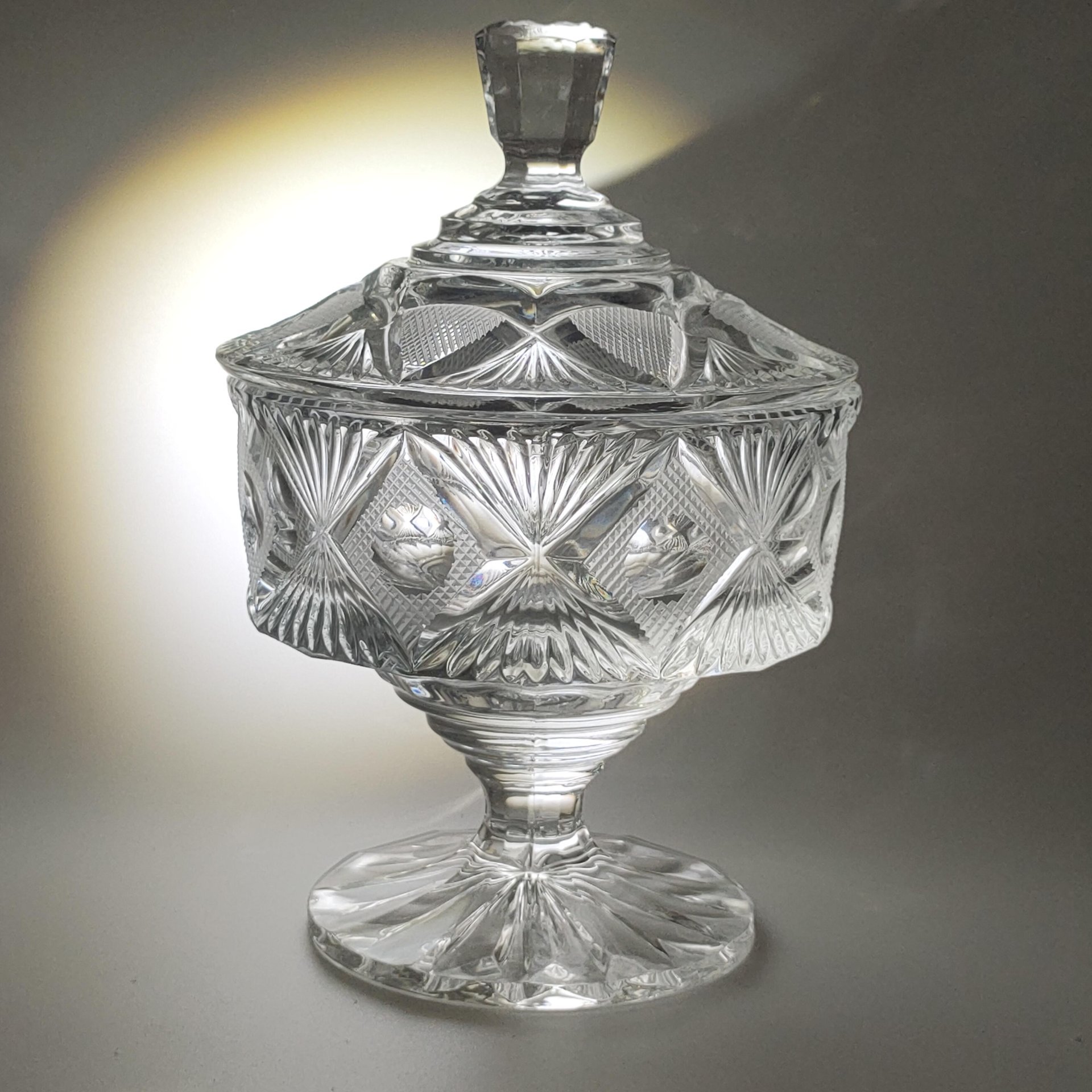 Ваза для десертов (конфетница, сахарница) с геометрическим декором, хрусталь, резьба, Россия, 1990-2015 гг.
