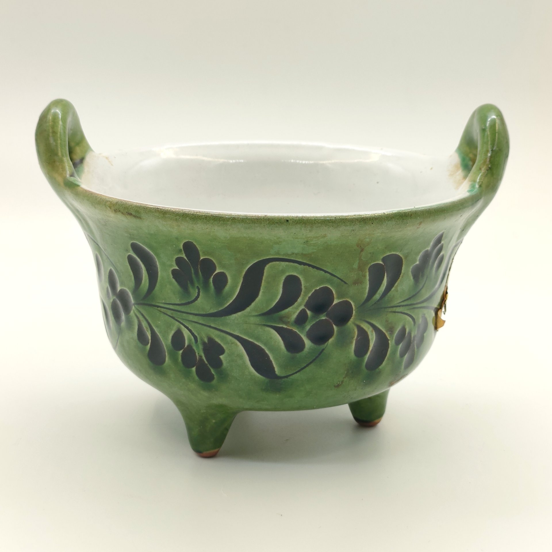 Чаша на трёх ножках, украшенная растительным декором, "Fazekasok Mezőtúr"