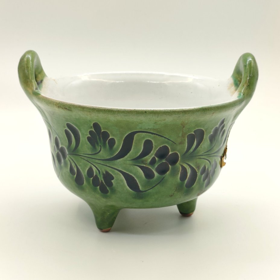 Чаша на трёх ножках, украшенная растительным декором, "Fazekasok Mezőtúr", керамика, глазурь, Венгрия, 1980-1990 гг.