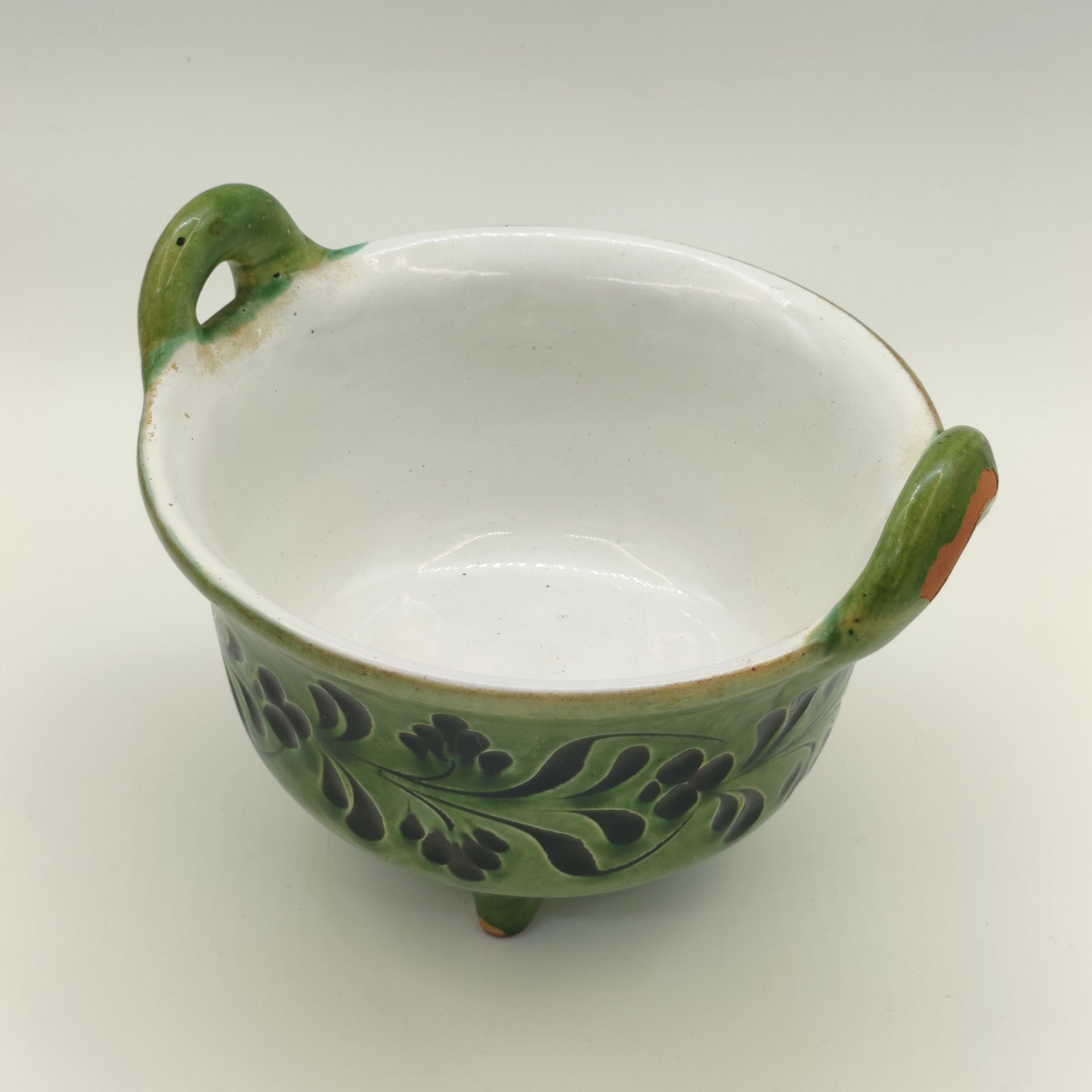 Чаша на трёх ножках, украшенная растительным декором, "Fazekasok Mezőtúr"