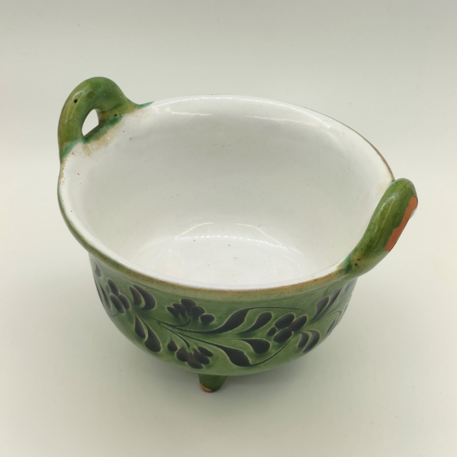 Чаша на трёх ножках, украшенная растительным декором, "Fazekasok Mezőtúr"