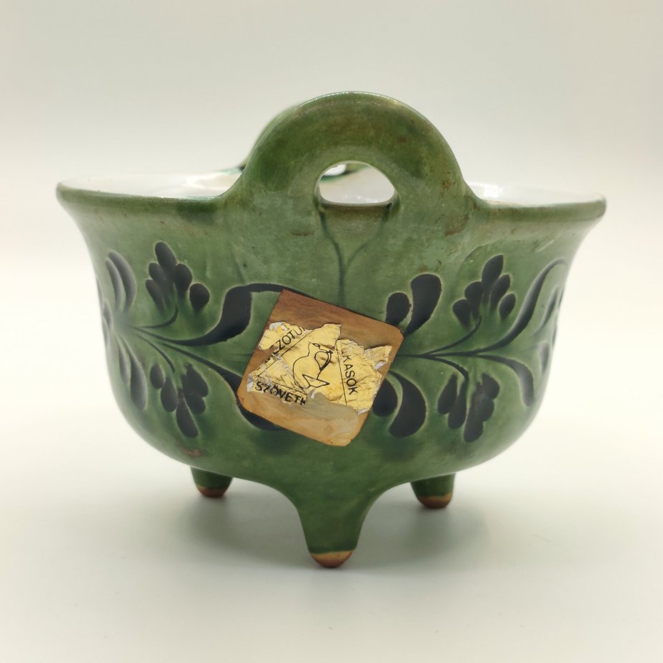 Чаша на трёх ножках, украшенная растительным декором, "Fazekasok Mezőtúr"