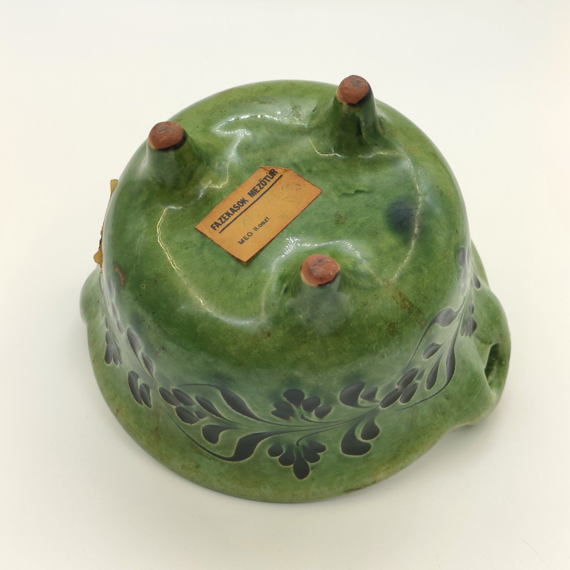 Чаша на трёх ножках, украшенная растительным декором, "Fazekasok Mezőtúr"