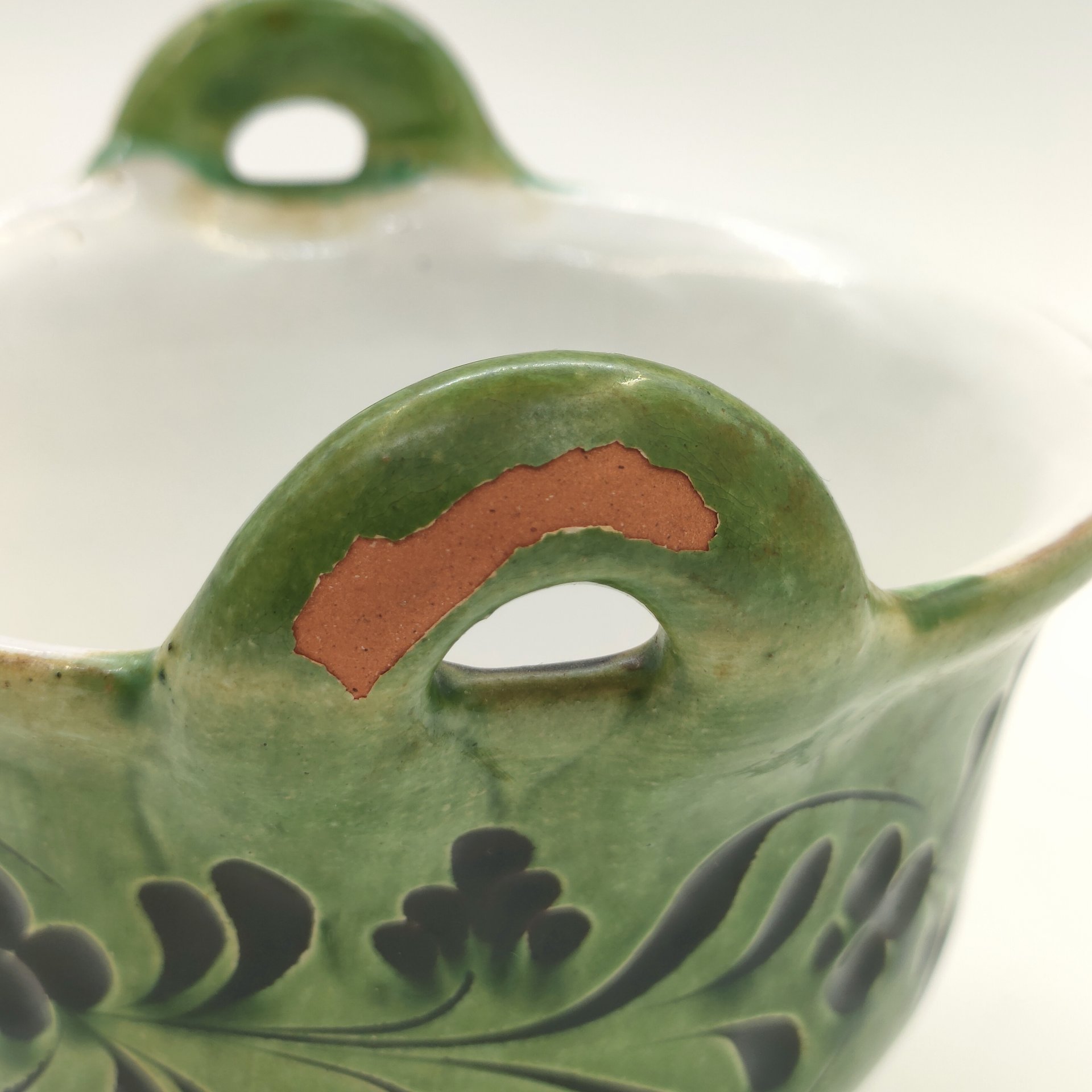 Чаша на трёх ножках, украшенная растительным декором, "Fazekasok Mezőtúr"