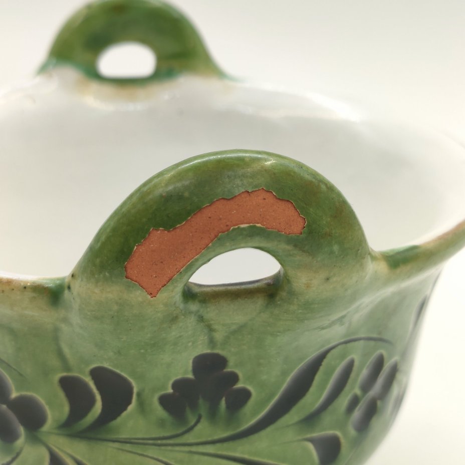 Чаша на трёх ножках, украшенная растительным декором, "Fazekasok Mezőtúr"