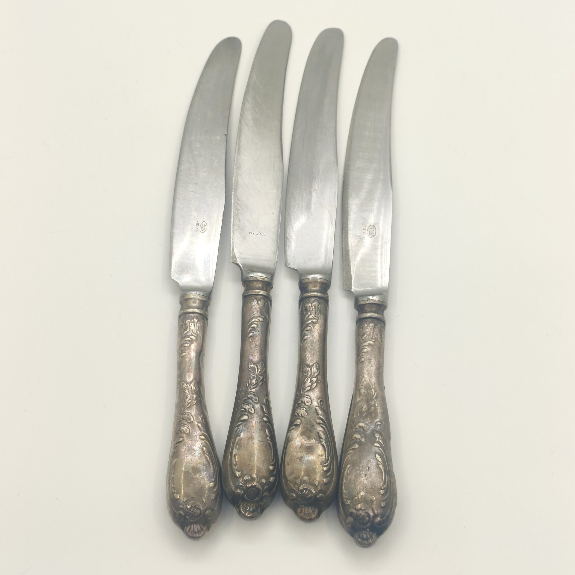 Набор из 4-х столовых ножей с растительным декором (в подборе), мНЦ (медь-никель-цинк), нержавеющая сталь, Вольнянский завод столовых приборов им. Шевченко (ЗiШ, ЗиШ), СССР, 1960-1990 гг.