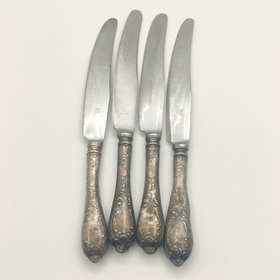 Набор из 4-х столовых ножей с растительным декором (в подборе), мНЦ (медь-никель-цинк), нержавеющая сталь, Вольнянский завод столовых приборов им. Шевченко (ЗiШ, ЗиШ), СССР, 1960-1990 гг.