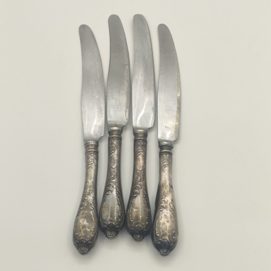 Набор из 4-х столовых ножей с растительным декором (в подборе), мНЦ (медь-никель-цинк), нержавеющая сталь, Вольнянский завод столовых приборов им. Шевченко (ЗiШ, ЗиШ), СССР, 1960-1990 гг.