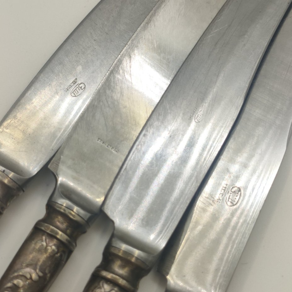 Набор из 4-х столовых ножей с растительным декором (в подборе), мНЦ (медь-никель-цинк), нержавеющая сталь, Вольнянский завод столовых приборов им. Шевченко (ЗiШ, ЗиШ), СССР, 1960-1990 гг.