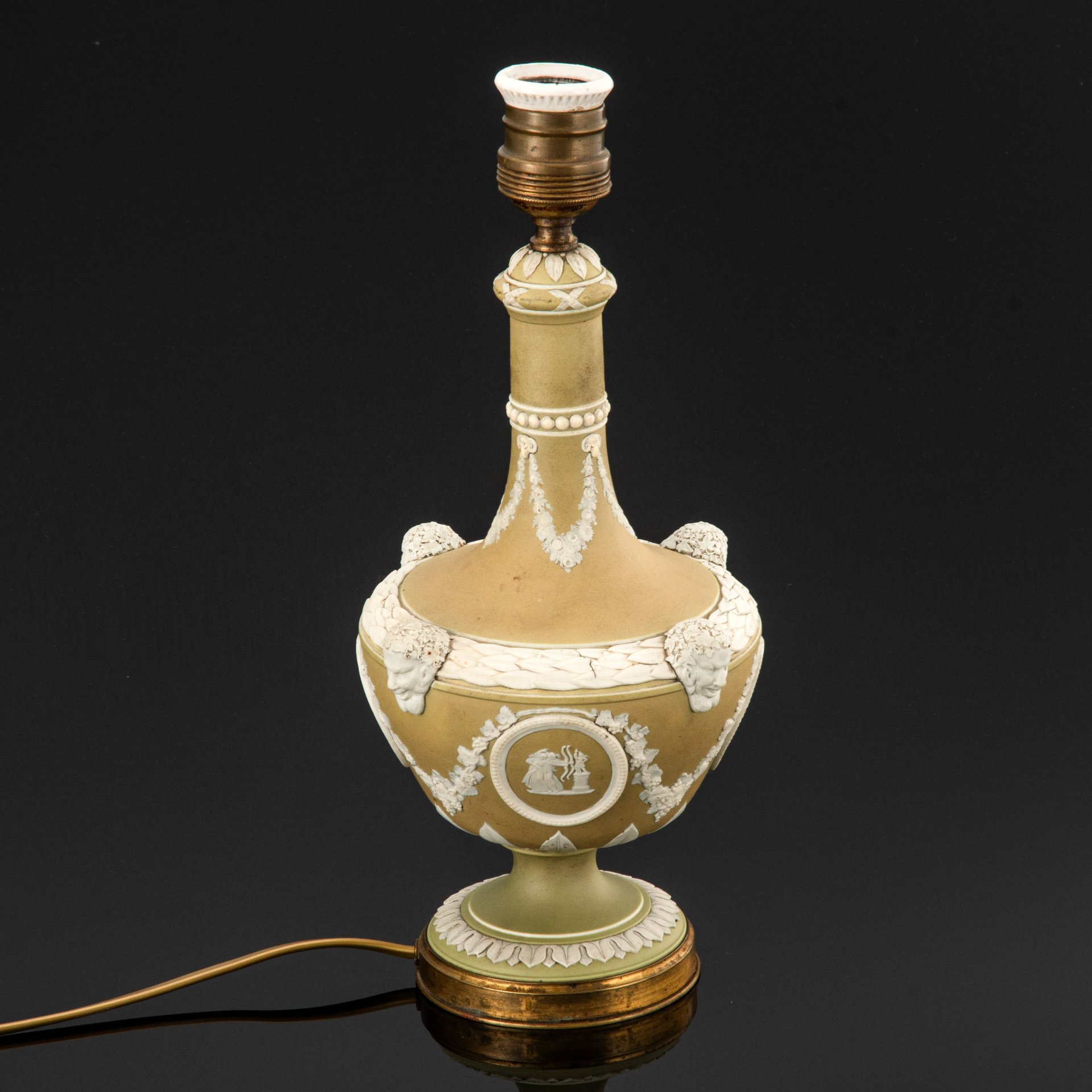 Лампа настольная в античном стиле, бисквит, крытье, металл, Wedgwood, Wedgwood