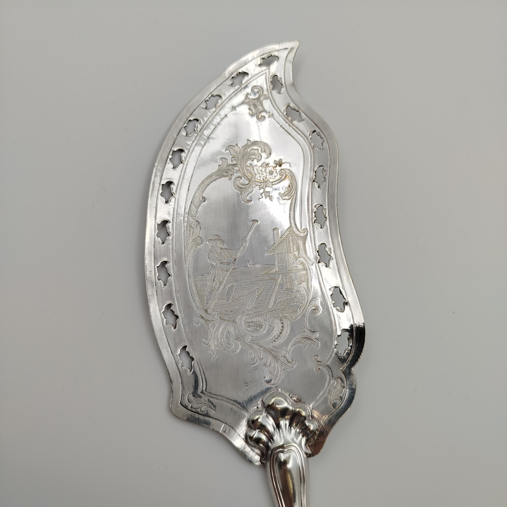 Лопатка сервировочная (для торта), украшенная прорезным бортом и пасторальным пейзажем, B. Bohrmann, металл, серебрение, гравировка, Германия, 1881-1887 гг.