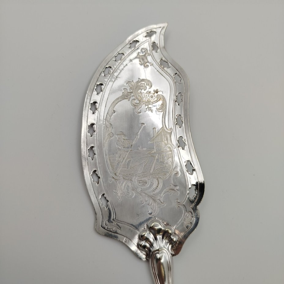 Лопатка сервировочная (для торта), украшенная прорезным бортом и пасторальным пейзажем, B. Bohrmann, металл, серебрение, гравировка, Германия, 1881-1887 гг.