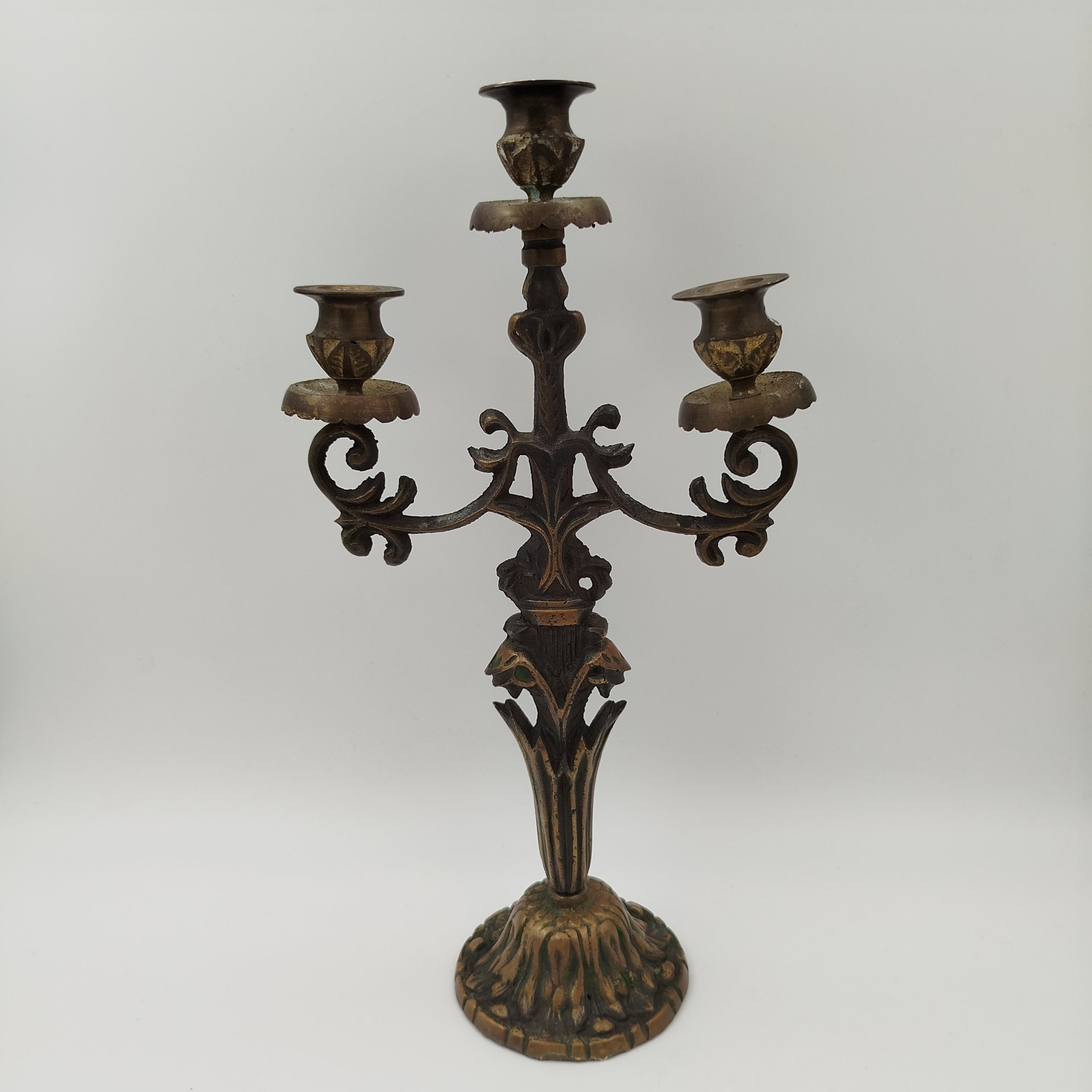 Канделябр на три свечи на фигурном основании флорального характера