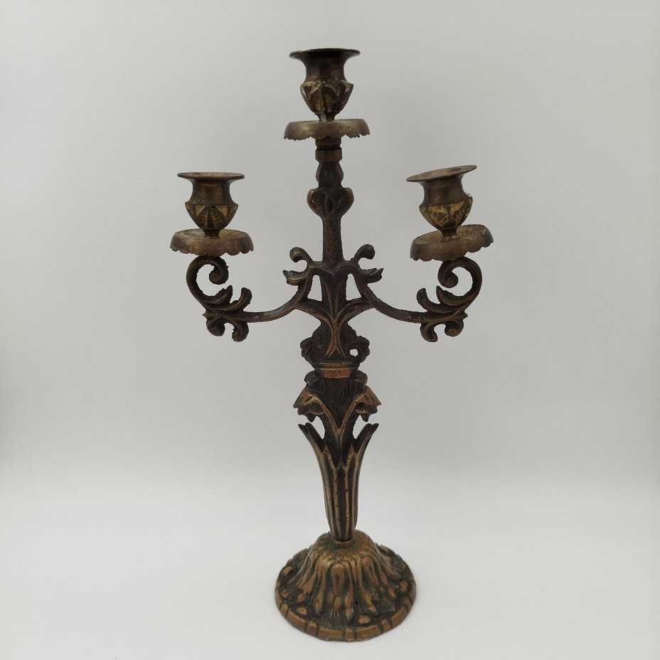 Канделябр на три свечи на фигурном основании флорального характера