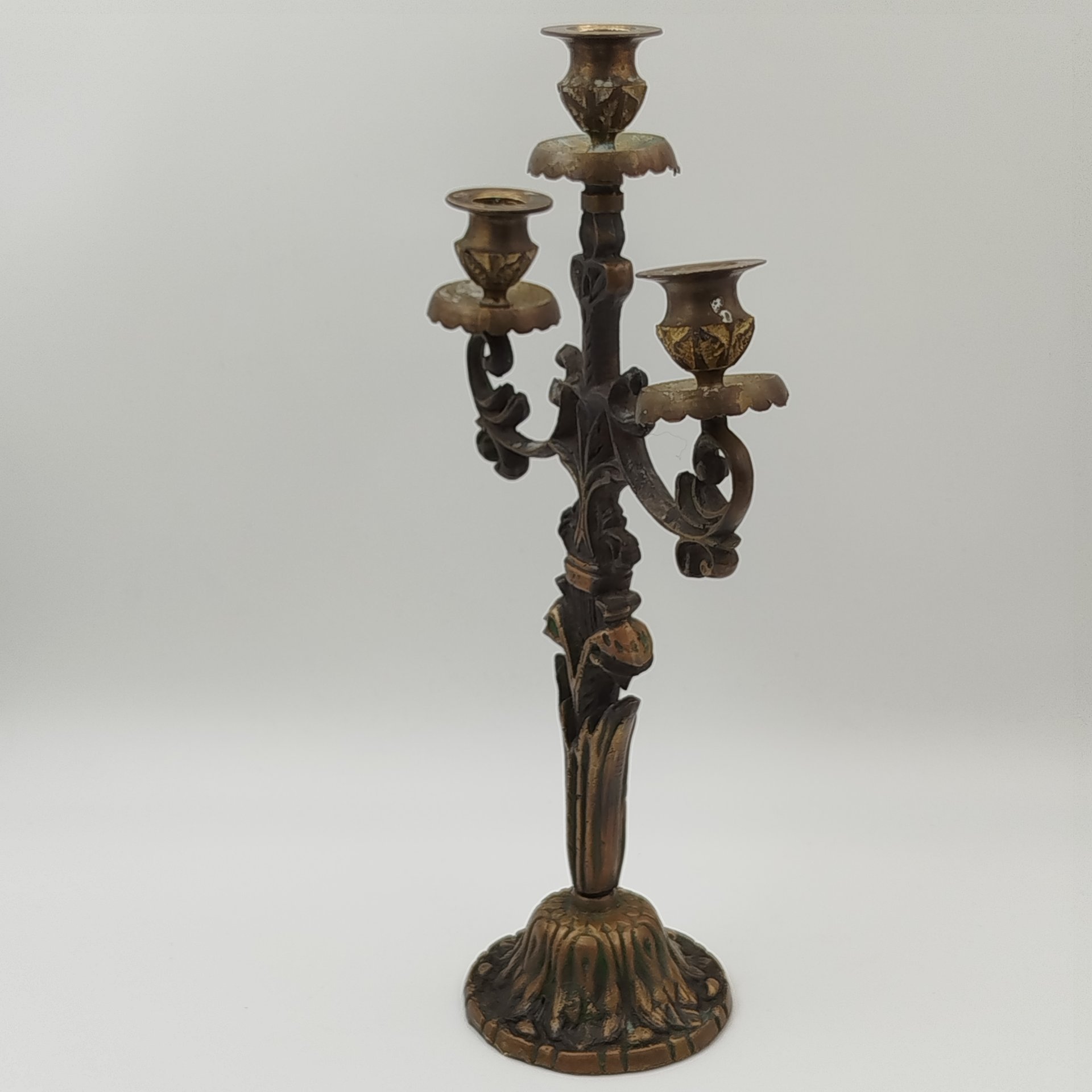 Канделябр на три свечи на фигурном основании флорального характера