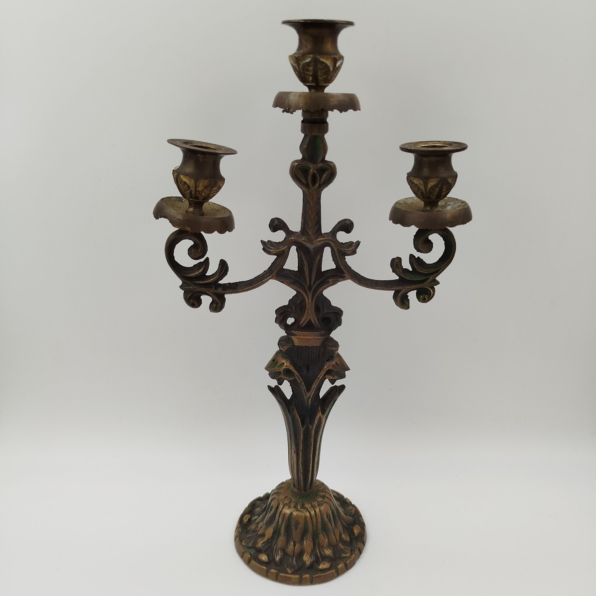 Канделябр на три свечи на фигурном основании флорального характера