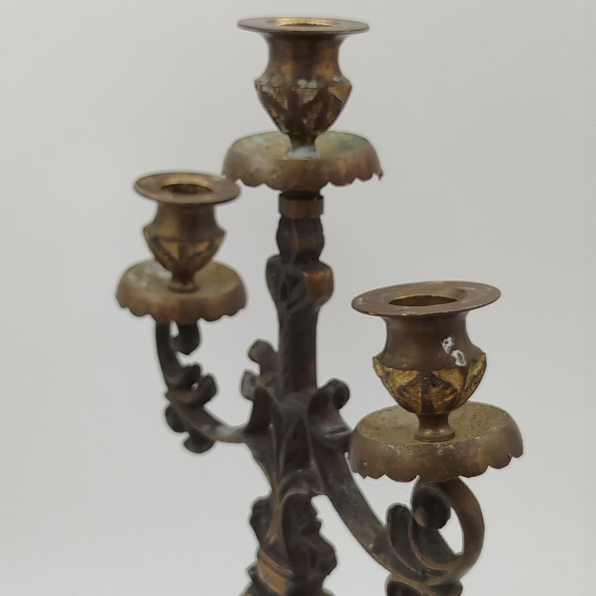 Канделябр на три свечи на фигурном основании флорального характера