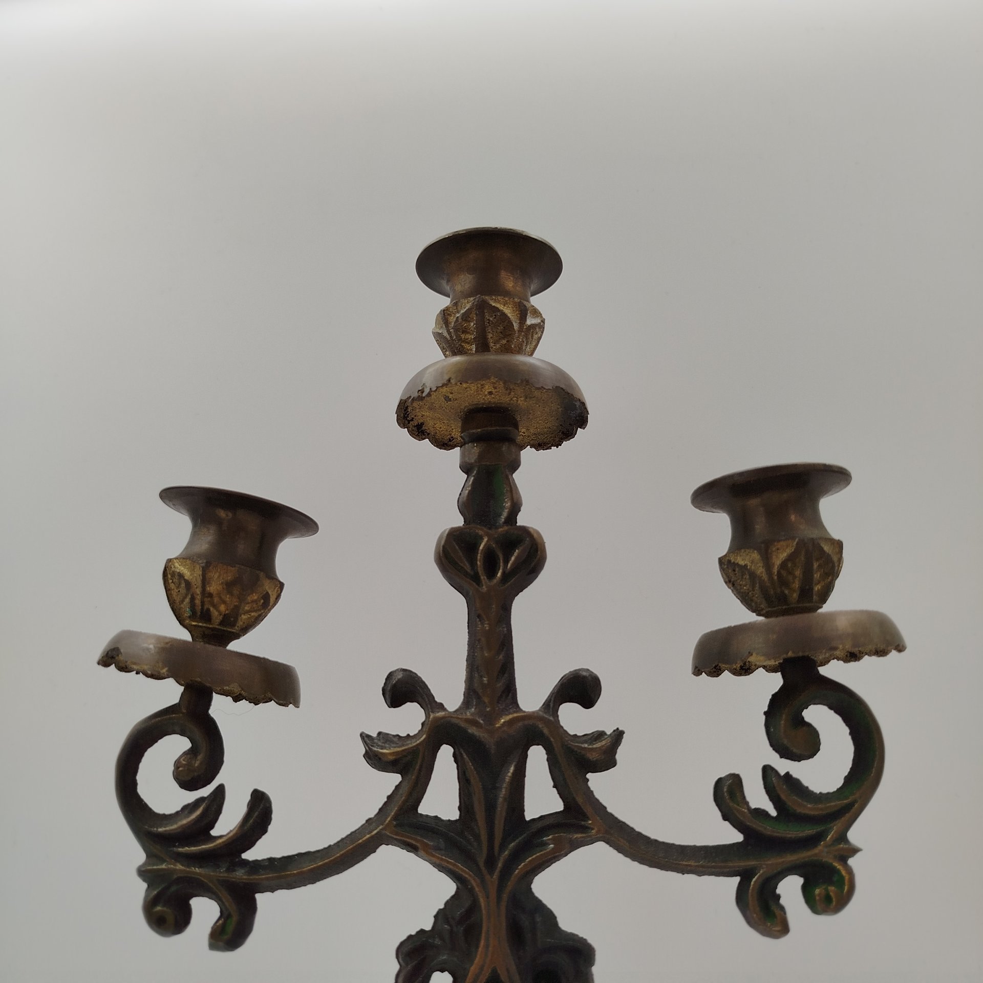 Канделябр на три свечи на фигурном основании флорального характера