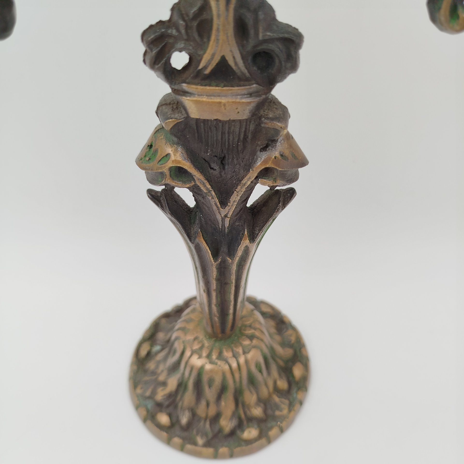 Канделябр на три свечи на фигурном основании флорального характера